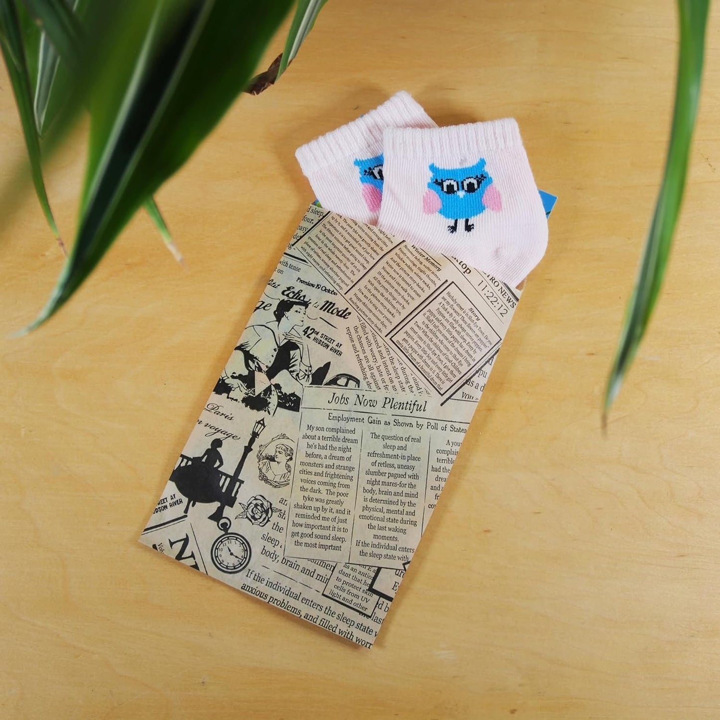 N'icePackaging 4" x 6" Newsprint Pattern Decorative Flat Paper Gift Bags on Brown Kraft Bags - for Sales/Treats/Party favors/Cookies/Gifts. (300)